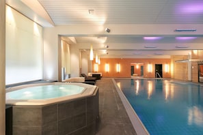 Piscina coperta, lettini