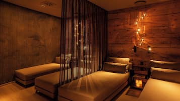 Piscine couverte, chaises longues