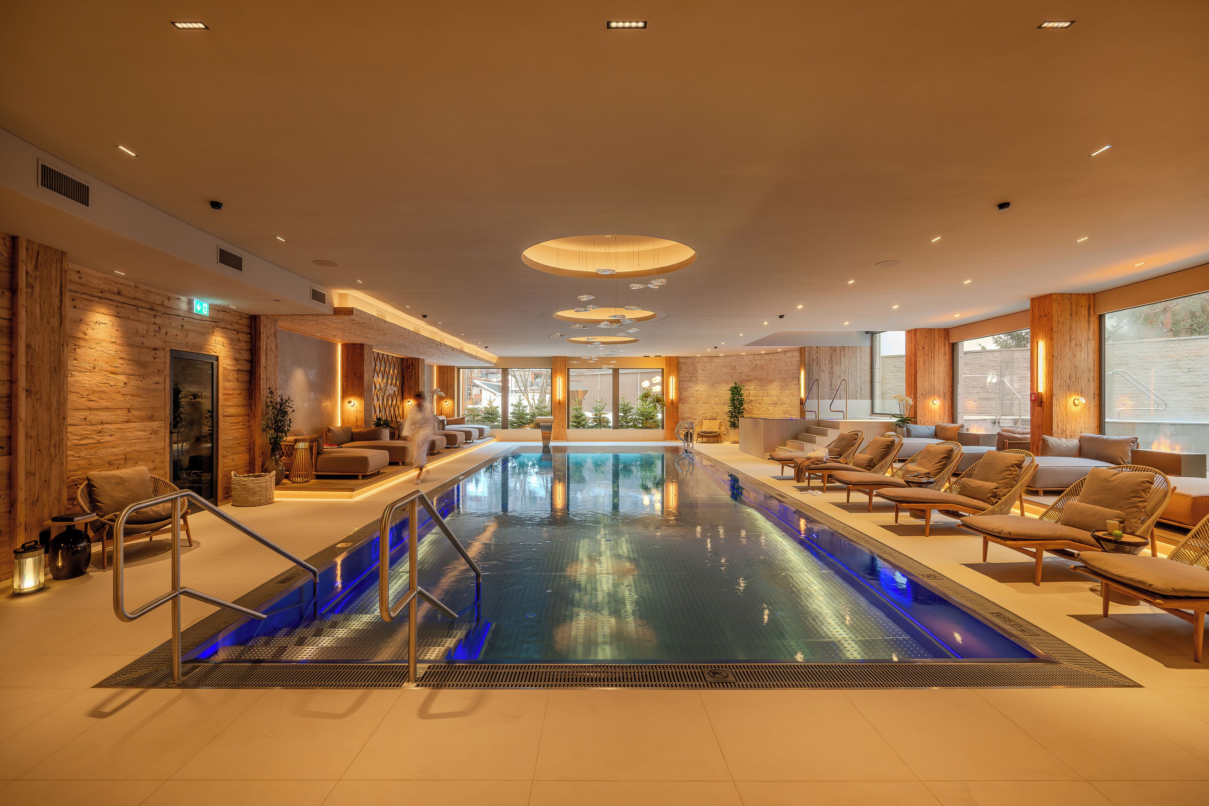 Alberca techada y camastros 