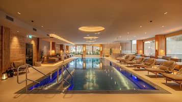 Piscine couverte, chaises longues