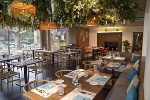 供应早餐、午餐和晚餐，海滩景观