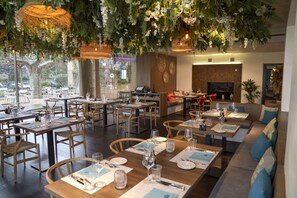 Petit-déjeuner, déjeuner et dîner servis sur place, vue sur la plage