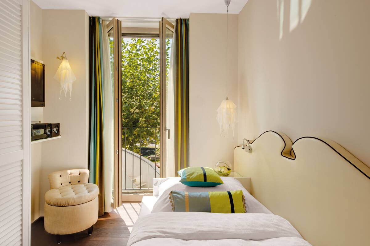 Single Room | 1 bedroom, in-room safe, blackout drapes, free WiFi