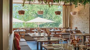 Serveert ontbijt, lunch, diner, stranduitzicht