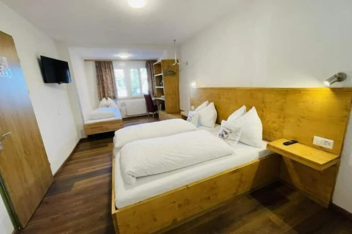 1 soveværelse, pengeskab på værelset, skrivebord