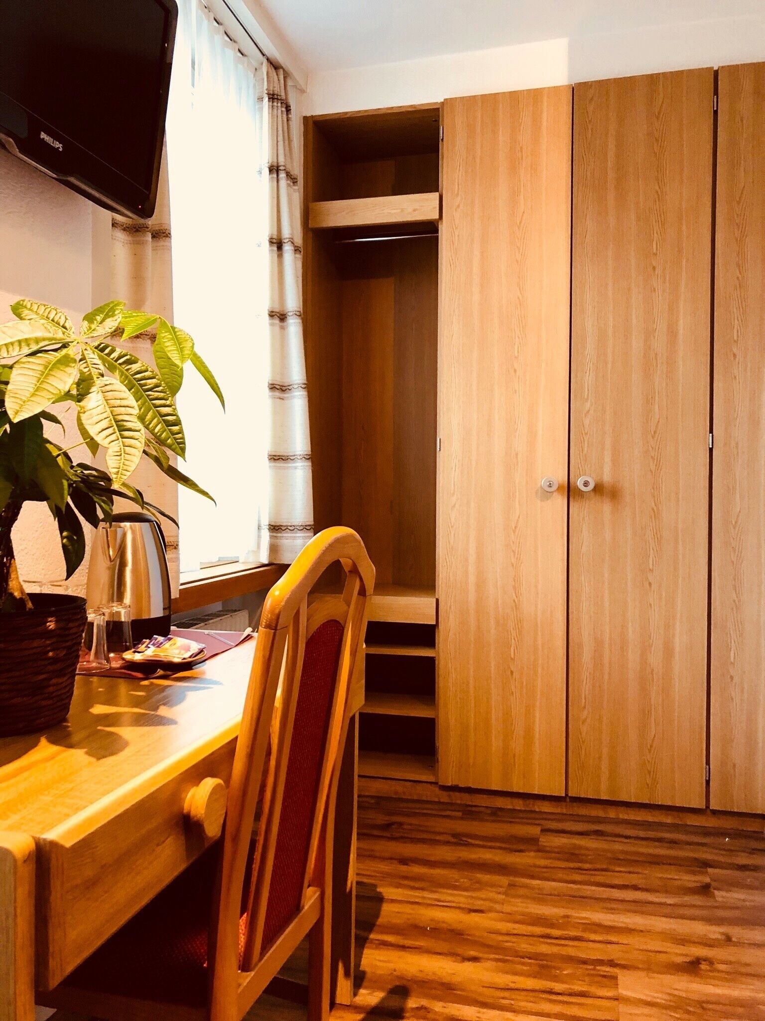 Basic Twin Room | 1 bedroom, in-room safe, desk, laptop workspace