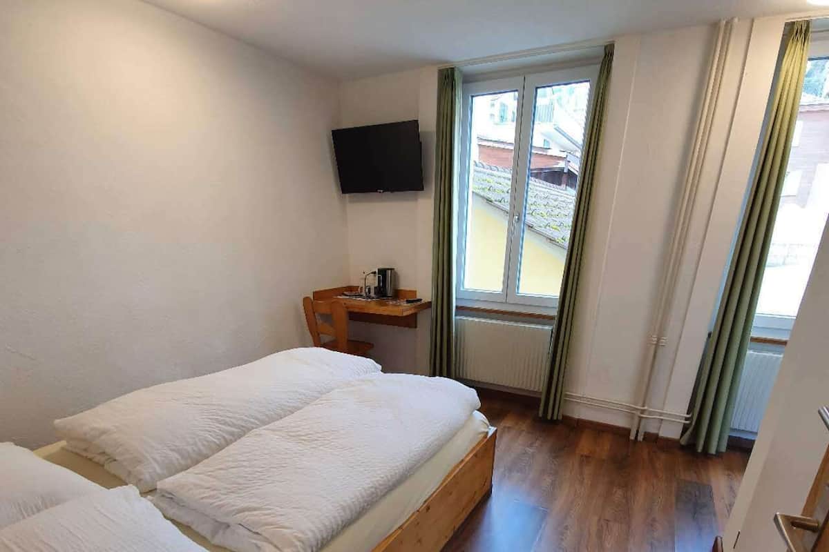 Økonomi-dobbeltrom | 1 soverom, safe på rommet, skrivebord og skrivebord for bærbar PC