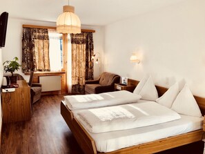 Chambre double, balcon | Salle de séjour | Téléviseur à écran plat