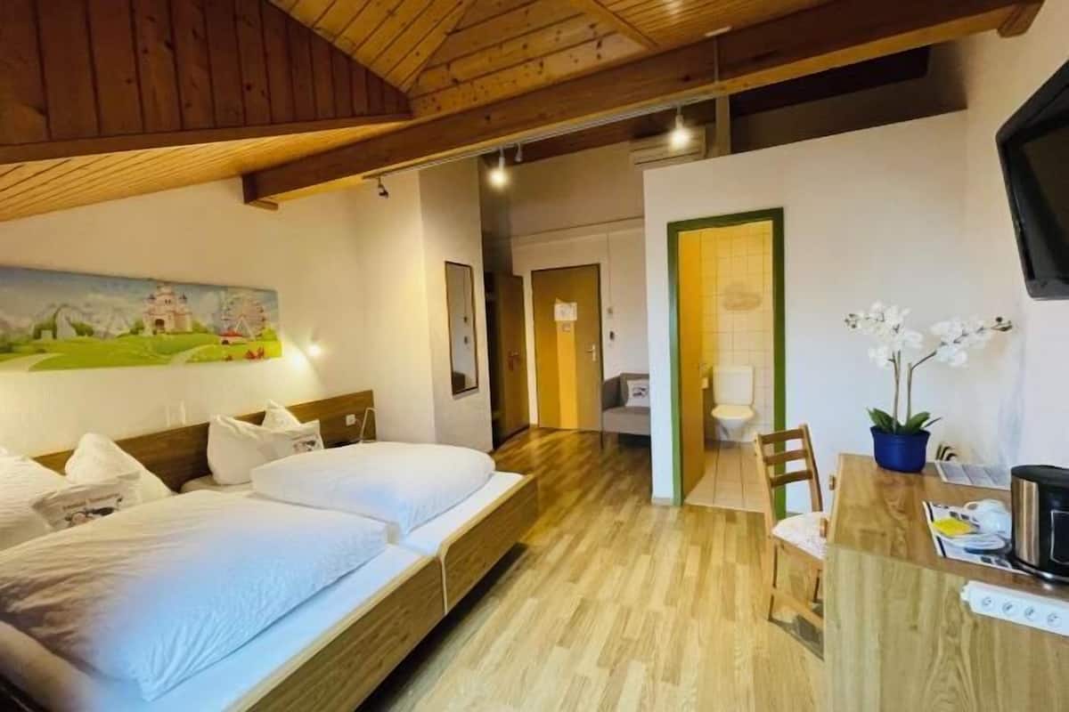 1 soveværelse, pengeskab på værelset, skrivebord