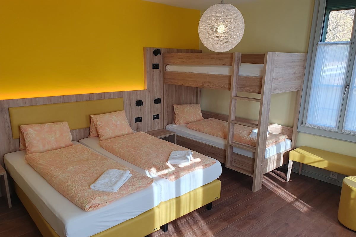 Quadruple Family Room with Shared Bathroom | Escritorio, tabla de planchar con plancha, cunas y wifi gratis