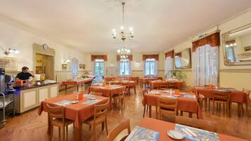 Esmorzar diari d'estil bufet (19 CHF per persona)