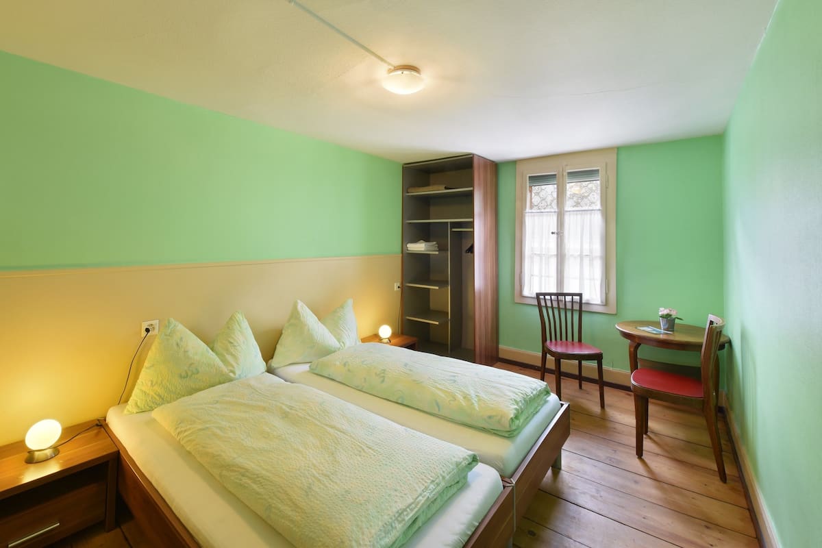 Habitación con 2 camas individuales, baño compartido | Escritorio, tabla de planchar con plancha, cunas y wifi gratis