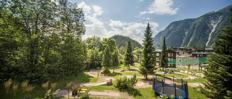Un parc doté d’une aire de jeux, de sentiers pédestres et offrant une vue sur une chaîne de montagnes.