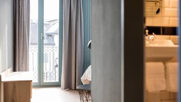 Ropa de cama de alta calidad, cubrecamas y muebles diferentes