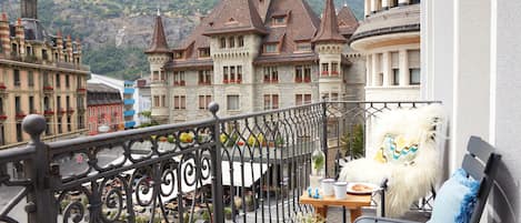 Chambre Deluxe avec lits jumeaux, balcon, vue montagne (DBL TB)