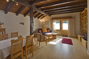 Appartement, balcon | Literie hypoallergénique, coffres-forts dans les chambres, bureau