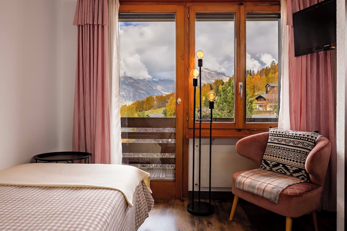 Comfort Single Room, Balcony, Mountain View | 1 bedroom, hypo-allergenic bedding, in-room safe, desk