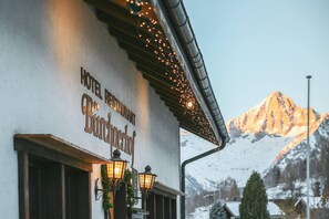 A hotel restaurant with a mountain view in the background. - Hotel-Restaurant Bürchnerhof (Buerchen)