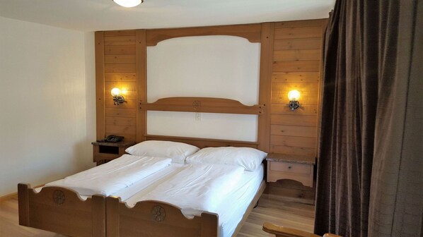 Classic Double Room | Minibar, desk, free cribs/infant beds, rollaway beds