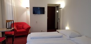 Family Quadruple Room | Minibar, desk, free cribs/infant beds, rollaway beds - Zum Spalenbrunnen (Basel)