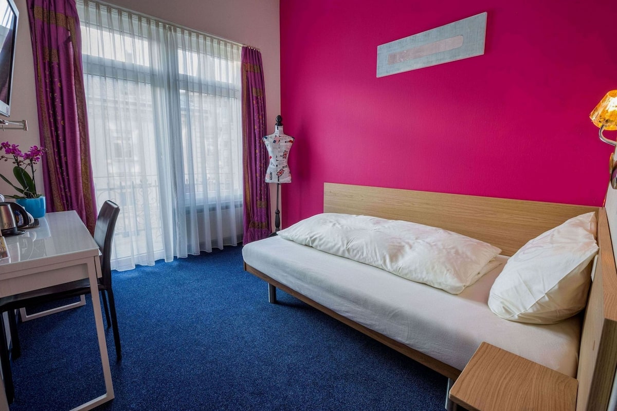 Single Room | Premium bedding, down comforters, Select Comfort beds, desk