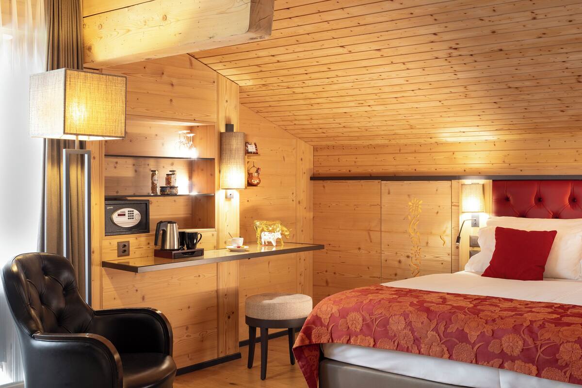 junior suite (north) | premium bedding, minibar, in-room safe, desk