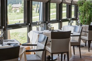 2 restaurants; lunch and dinner served - Hotel Cailler (Charmey)