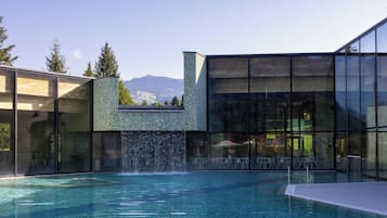Una piscina cubierta, 2 piscinas al aire libre, tumbonas