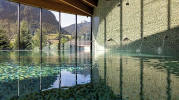 Una piscina cubierta, 2 piscinas al aire libre, tumbonas
