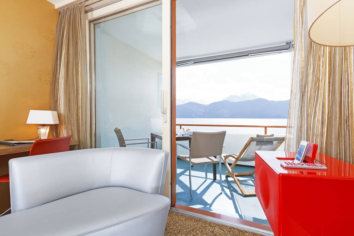 Chambre Double Deluxe, vue lac | Coin séjour | Télévision à écran plat