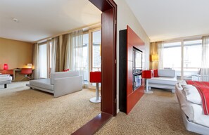 Habitación familiar | Minibar, escritorio, sistema de insonorización y wifi gratis