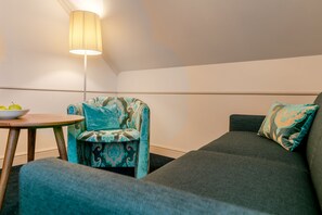 Double Room | Living area | 42-inch flat-screen TV with cable channels, TV