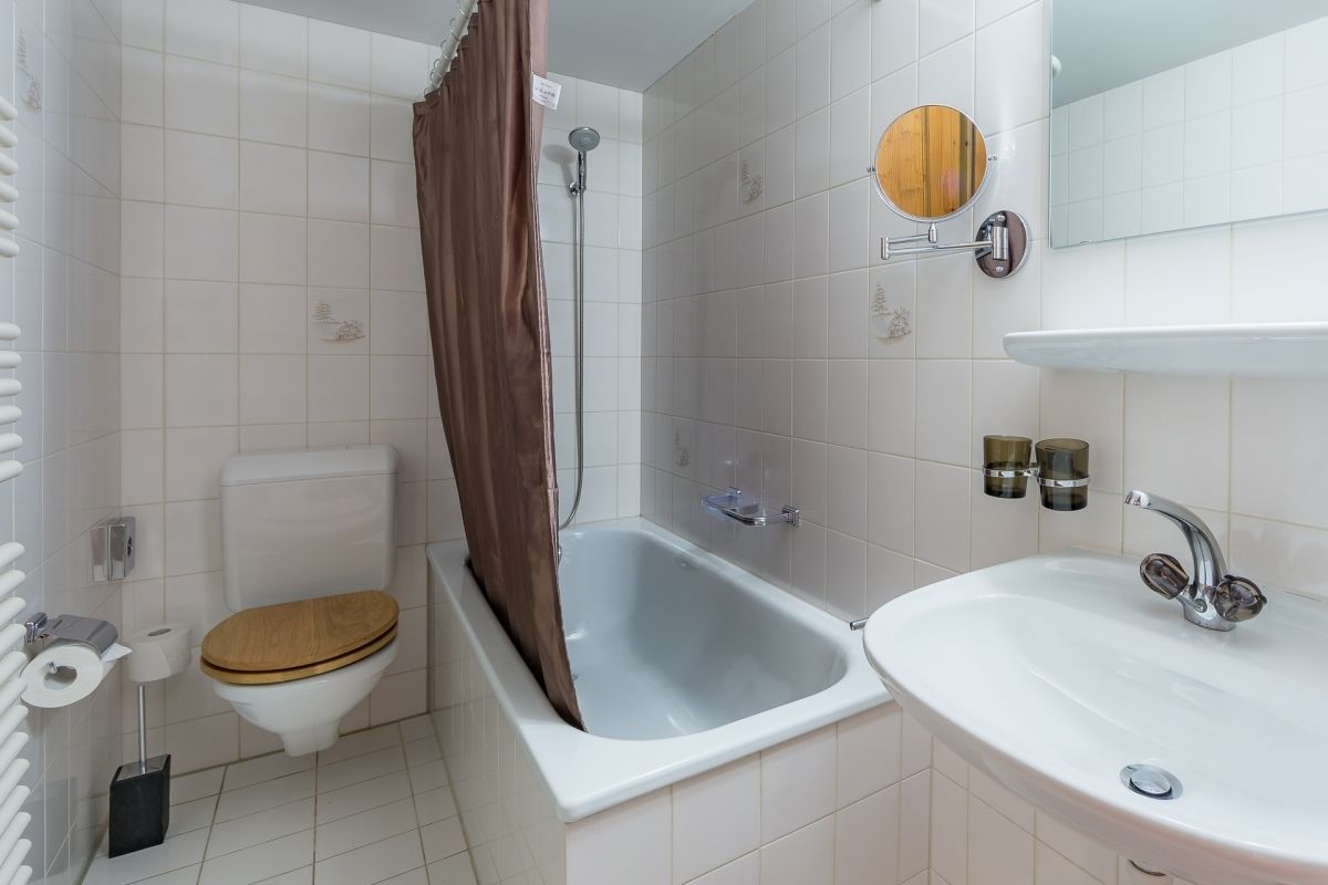 superior double room | bathroom | shower, free toiletries, hair dryer
