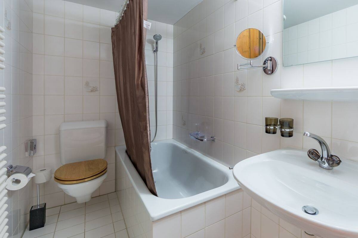 superior double room | bathroom | shower, free toiletries, hair dryer