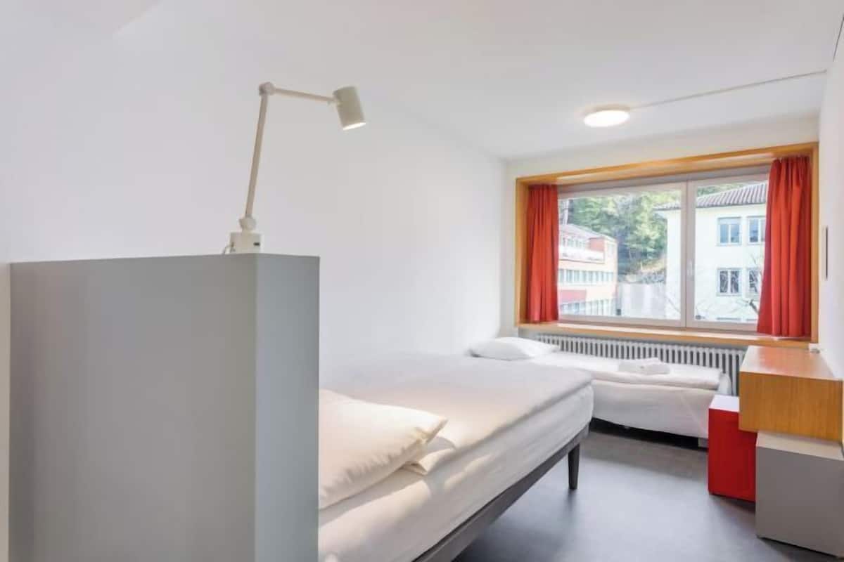 Allergikerbettwaren, Bügeleisen/Bügelbrett, kostenloses WLAN, Bettwäsche