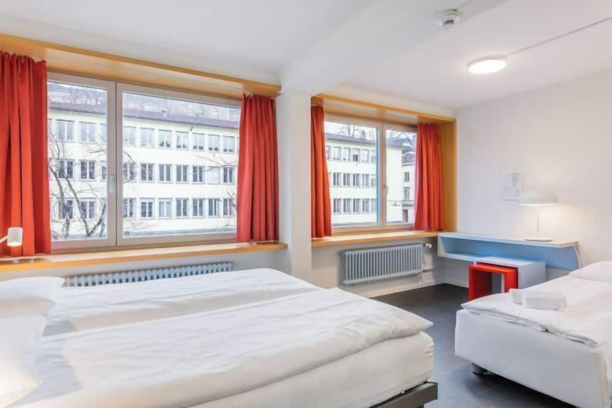 Hypo-allergenic bedding, iron/ironing board, free WiFi, bed sheets