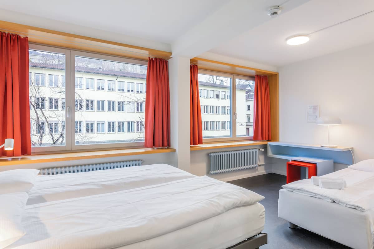 Habitación triple, 1 cama matrimonial y sofá cama | Ropa de cama hipoalergénica y tabla de planchar con plancha