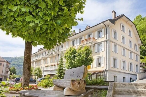 Un immeuble à plusieurs étages, de style architectural classique, doté de balcons et de grandes fenêtres.