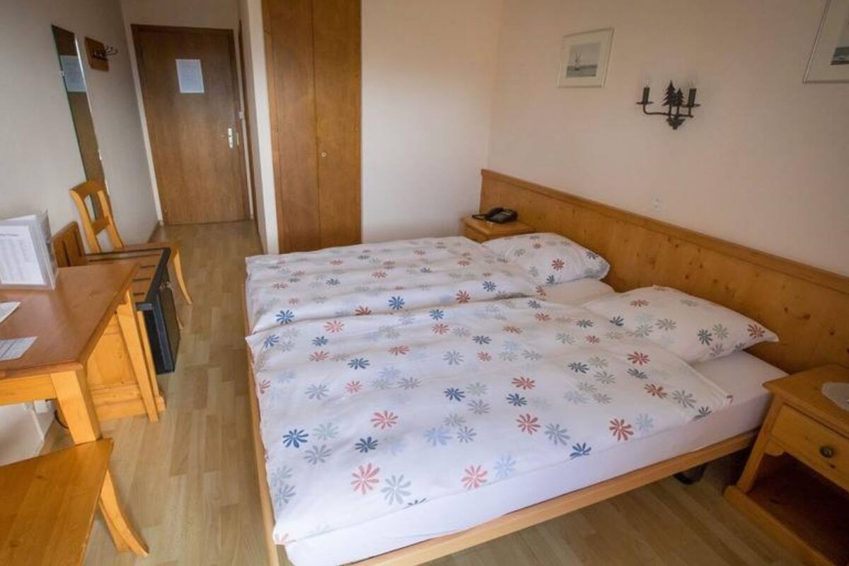 Minibar, skrivebord, ekstrasenger (mot et tillegg) og wi-fi (inkludert)