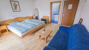 Minibar, Schreibtisch, Zustellbetten, kostenloses WLAN