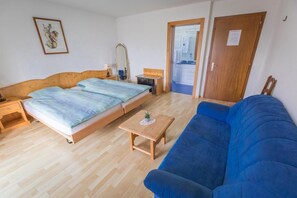 Minibar, desk, rollaway beds, free WiFi - Hôtel Restaurant Le Gruyerien (Morlon)