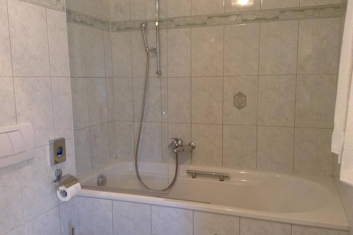 shower, free toiletries, towels, soap