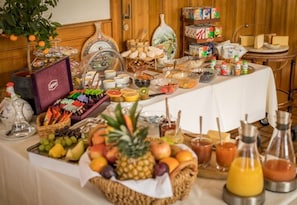 Tägliches Frühstücksbuffet (15 CHF pro Person)