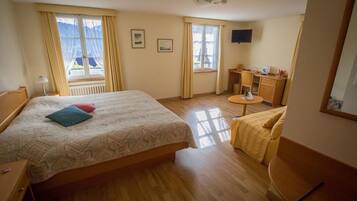 Minibar, Schreibtisch, Zustellbetten, kostenloses WLAN