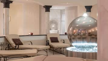 Een sauna, een bubbelbad, een stoombad, lichaamsbehandelingen