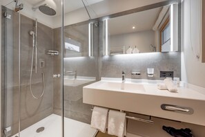 Suite, 1 Double Bed, Balcony | Bathroom | Free toiletries, hair dryer, bathrobes, slippers - Chalet Silvretta Hotel & Spa (Samnaun)