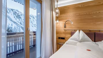 Suite, 1 tweepersoonsbed, balkon | 1 slaapkamer, hypoallergeen beddengoed, een minibar
