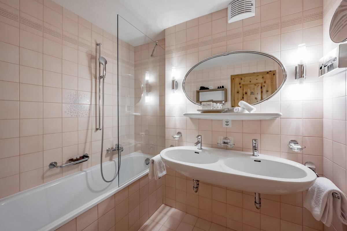superior room | bathroom | free toiletries, hair dryer, bathrobes, slippers