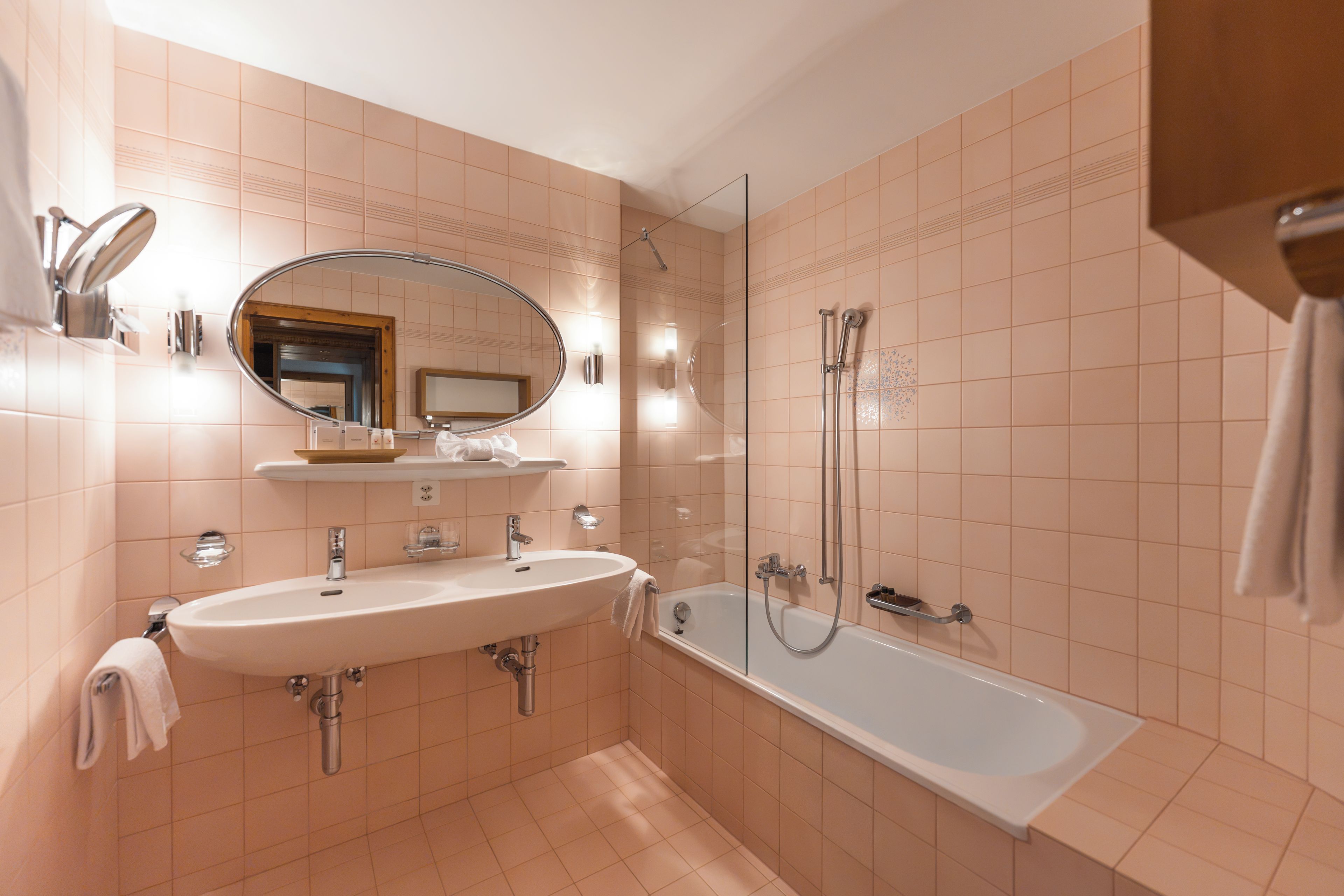 Une salle de bain avec un lavabo, un miroir et une baignoire.