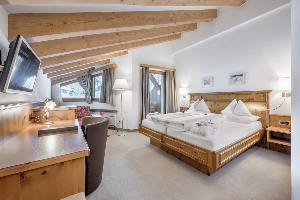 Superior Room | 1 bedroom, hypo-allergenic bedding, minibar, in-room safe